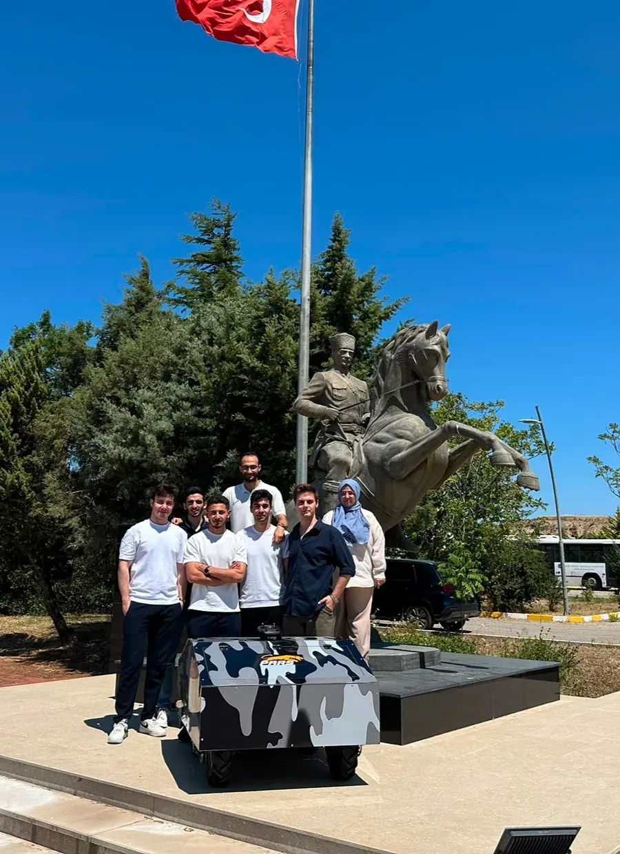 Takım üyeleri ve araç, Atatürk Anıtı önünde